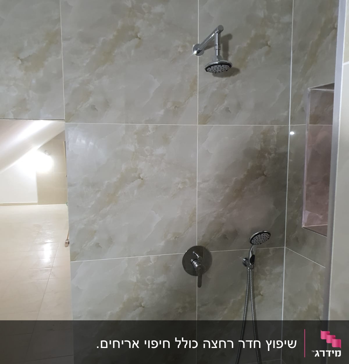 מקלחת חדשה עם אריחים אפורים וברזים מותקנים